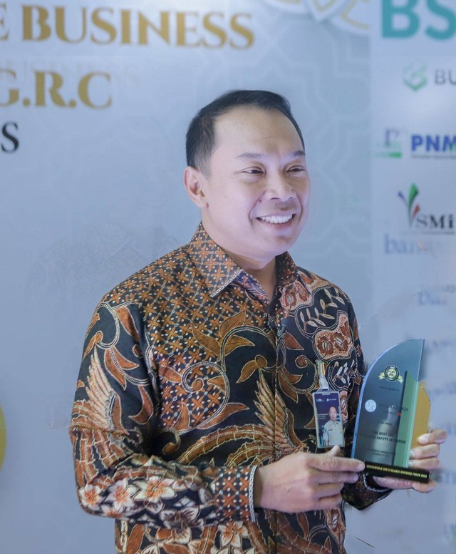Direktur Utama Jasa Raharja Rivan A. Purwantono menerima 2 penghargaan pada puncak acara Sustainable SOE & Islamic Business Forum 2023 di Hotel Kempinsky Jakarta, Rabu (27/9/2023). Foto: Dok. Jasa Raharja