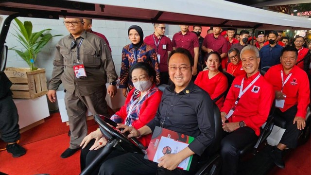 Ketum PDIP Megawati Soekarnoputri hadiri Rakernas IV PDIP, ditemani Prananda Prabowo dan bacapres Ganjar Pranowo, di JIExpo Kemayoran, Jakarta, Sabtu (30/9/2023). Foto: Dok. PDIP