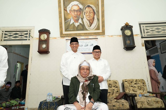 Pasangan bacapres dan bacawapres Anies Baswedan-Muhaimin Iskandar silaturahmi ke Pondok Pesantren Mambaul Ma'arif Denanyar Jombang, Jumat (29/9/2023). Foto: Dok. Istimewa