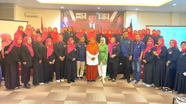Ratusan mama-mama di Kota Ambon, Maluku, yang tergabung dalam Mak-mak Anies (MANIES) mendeklarasikan dukungan kepada Anies Baswedan-Muhaimin Iskandar (AMIN) di Amaris Hotel Ambon, Jl. Diponegoro, Kelurahan Ahusen, Kecamatan Sirimau, Kota Ambon. Foto: Dok. Istimewa