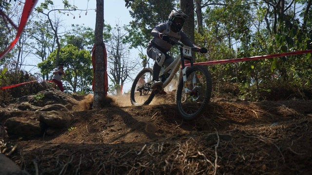 Sesi seeding run 76 Indonesian Downhill di Ternadi Bike Park, Kudus, pada Sabtu (30/9). Foto: Jodi Hermawan/kumparan