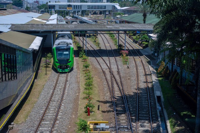 Kereta pengumpan untuk Kereta Cepat Jakarta-Bandung (KCJB) saat diuji coba di Bandung, Jawa Barat, Sabtu (30/9/2023). Foto: IMAGO/KHAIRIZAL MARIS via Reuters