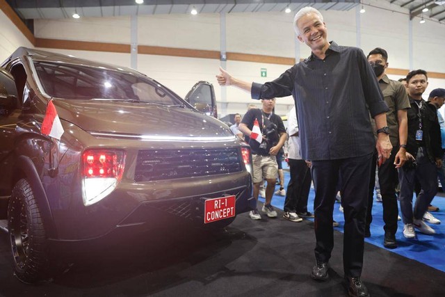 Bacapres Ganjar Pranowo melihat mobil listrik Hyundai bertuliskan RI-1 Concept dalam pameran Indonesia Modification dan Lifestyle Expo (IMLE) 2023 di JCC Jakarta, Sabtu (30/9/2023). Foto: Dok. Istimewa