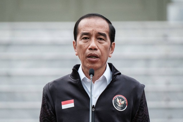 Presiden Jokowi memberikan arahan saat upacara pelepasan kontingen Indonesia untuk Asian Games ke-19 Hangzhou di halaman Istana Merdeka, Jakarta, Selasa (19/9/2023). Foto: Yasuyoshi Chiba/AFP