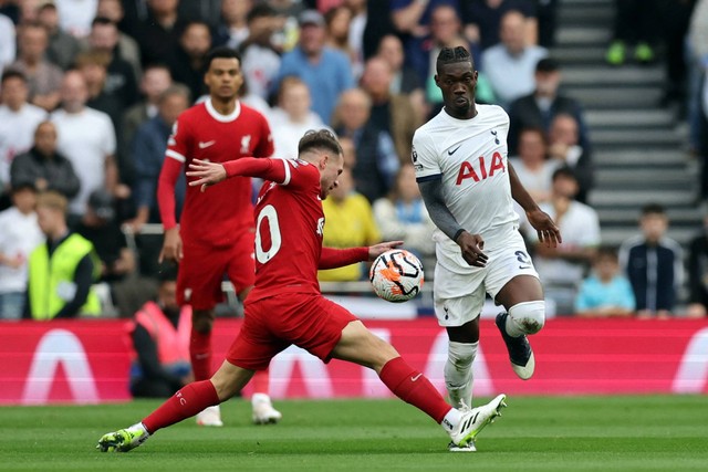 Pemain Liverpool Alexis Mac Allister beraksi dengan pemain Tottenham Hotspur Yves Bissouma, di Stadion Tottenham Hotspur, London, Inggris, Sabtu (30/9/2023). Foto: David Klein/REUTERS
