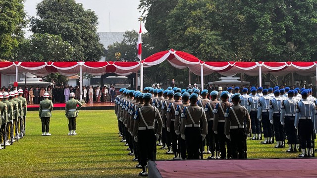 Presiden Joko Widodo pimpin upacara peringatan kesaktian pancasila di Monumen Pancasila Sakti, Jakarta Timur, Minggu (1/10/2023).  Foto: Haya Syahira/kumparan