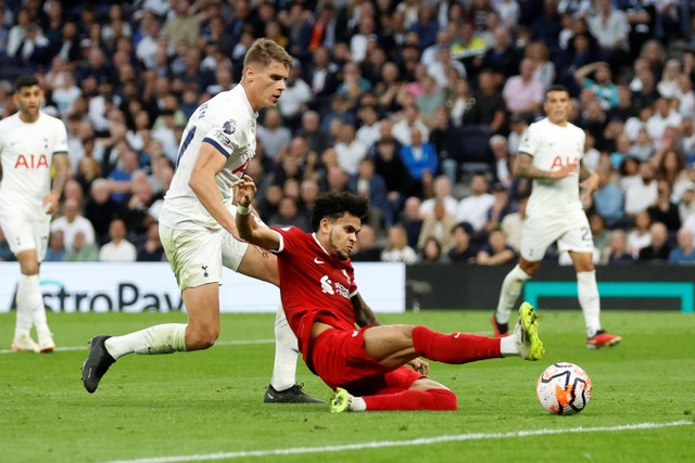 Pemain Tottenham Hotspur Micky van de Ven berebut bola dengan pemain Liverpool Luis Diaz pada pertandingan lanjuta Liga Inggris di Tottenham Hotspur Stadium, London, Inggris, Sabtu (30/9/2023). Foto: Peter Cziborra/REUTERS