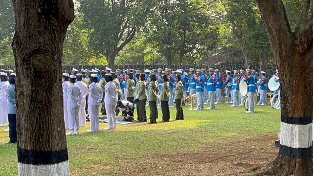 Peserta pingsan saat upacara peringatan kesaktian pancasila di Monumen Pancasila Sakti, Jakarta Timur, Minggu (1/10/2023).  Foto: Haya Syahira/kumparan