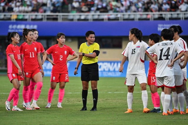 Pertandingan Korea Utara melawan Korea Selatan pada perempat final sepak bola wanita Asian Games 2022 Hangzhou di Wenzhou, provinsi Zhejiang, China, Sabtu (30/9/2023).  Foto: Hector RETAMAL / AFP