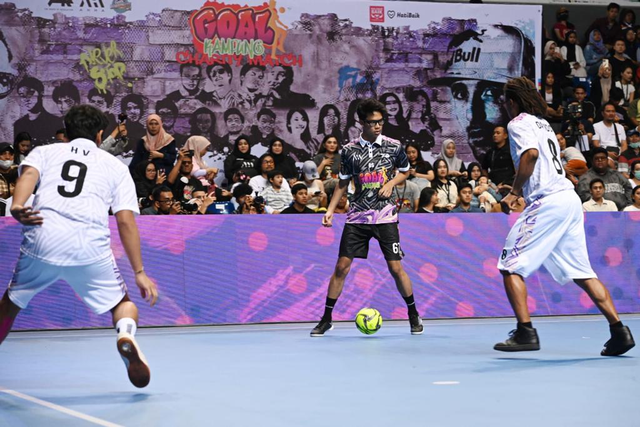 Alam Ganjar saat bermain dalam futsal charity match ‘Goal Kampung’ yang digelar The House of Revolutions (THR) dan AHHA Media Production di Mahaka Square, Kelapa Gading, Jakarta Utara, Sabtu (30/9/2023). Foto: Dok. Istimewa