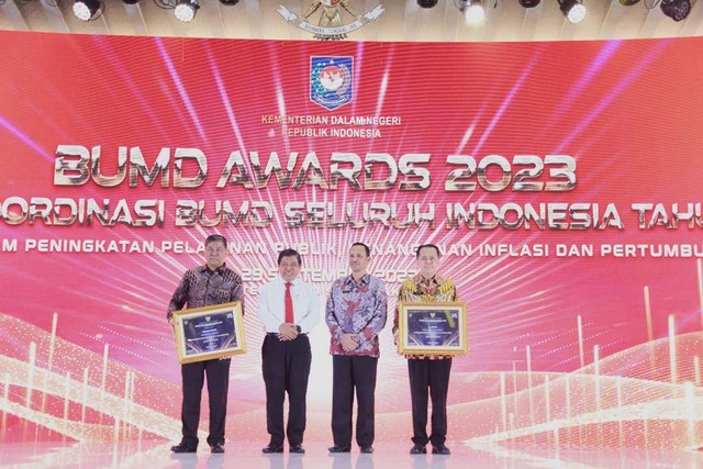 Dirjen Bina Keuda Kemendagri Agus Fatoni memberikan penghargaan dalam acara BUMD Awards 2023 di Hotel Grand Sahid Jakarta, Jumat (29/9/2023).  Foto: Kemendagri RI