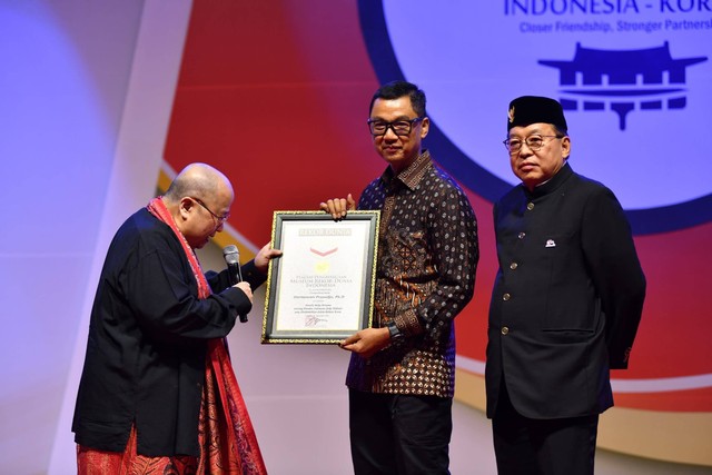 Pendiri Museum Rekor Indonesia (MURI) Jaya Suprana (kiri) menyerahkan rekor MURI kepada penulis buku biografi "Jokowi Mewujudkan Mimpi Indonesia" Darmawan Prasodjo (tengah) dalam acara Festival Indonesia di Gwanghwamun Plaza, Seoul, Korea Selatan. Foto: PLN