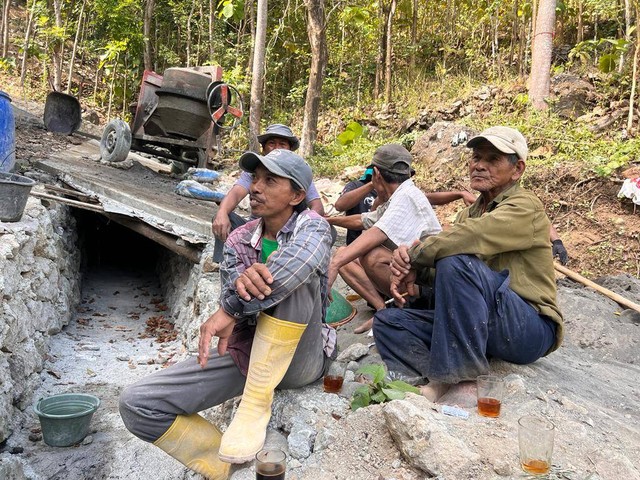 Warga beristirahat di sela gotong royong mengaspal jalan dalam program Padat Karya Pemda DIY. Foto: AR