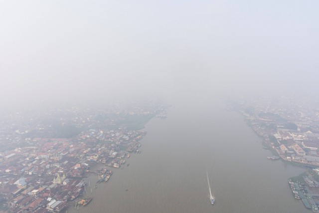 Foto udara kawasan Kota Palembang yang tertutup kabut asap di Palembang, Sumatera Selatan, Minggu (1/10/2023). Foto: Nova Wahyudi/ANTARA FOTO