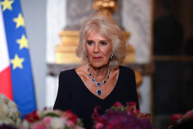 Ratu Camilla menghadiri perjamuan kenegaraan di Istana Versailles, Prancis.  Foto: Daniel LEAL / POOL / AFP