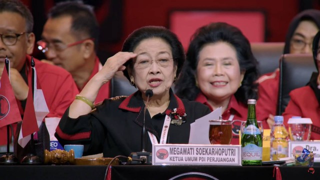 Ketua Umum PDIP Megawati Soekarnoputri memberikan sambutan saat penutupan Rakernas IV PDIP di JIExpo Kemayoran, Jakarta, Minggu (1/10/2023).  Foto: Youtube/PDI Perjuangan
