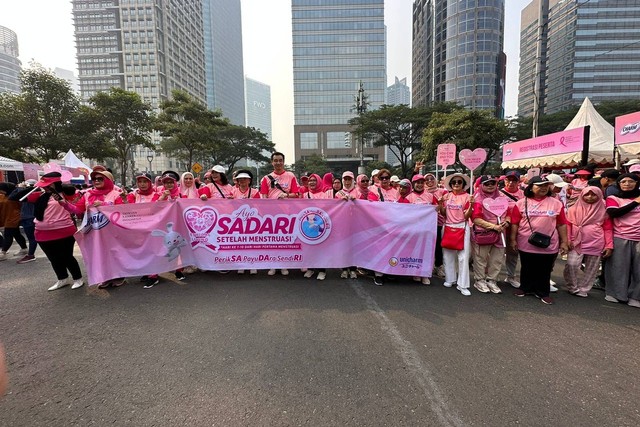 Uni Charm bersama Yayasan Kanker Payudara Indonesia mengadakan kegiatan Ayo SADARI Setelah Menstruasi Fun Walk di kawasan Car Free Day (CFD) Senayan, Minggu (1/10/2023).  Foto: Uni Charm Indonesia
