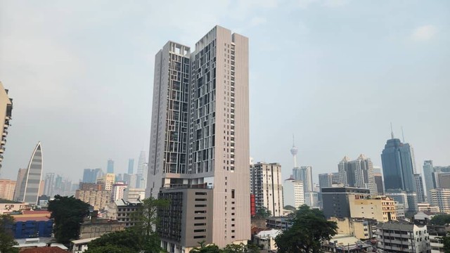 Ibu kota Malaysia tertutup kabut asap kiriman Indonesia Minggu (1/10/2023). Foto: Dok. Istimewa