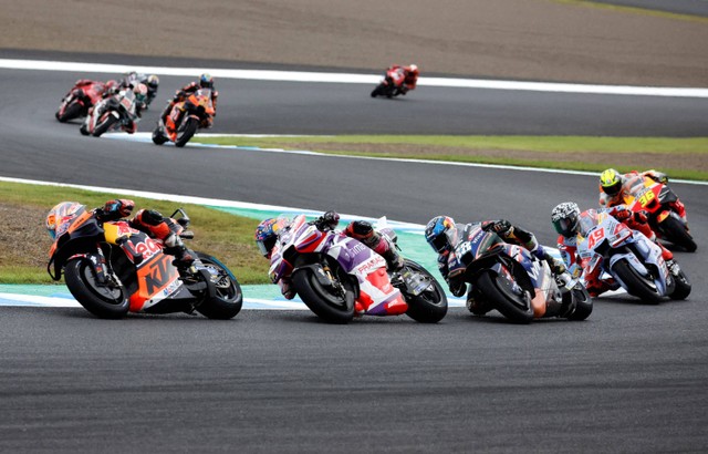 Jack Miller dari Red Bull KTM Factory Racing, Jorge Martin dari Prima Pramac Racing dan para pebalap beraksi selama MotoGP di Mobility Resort Motegi, Motegi, Jepang. Foto: Issei Kato/Reuters