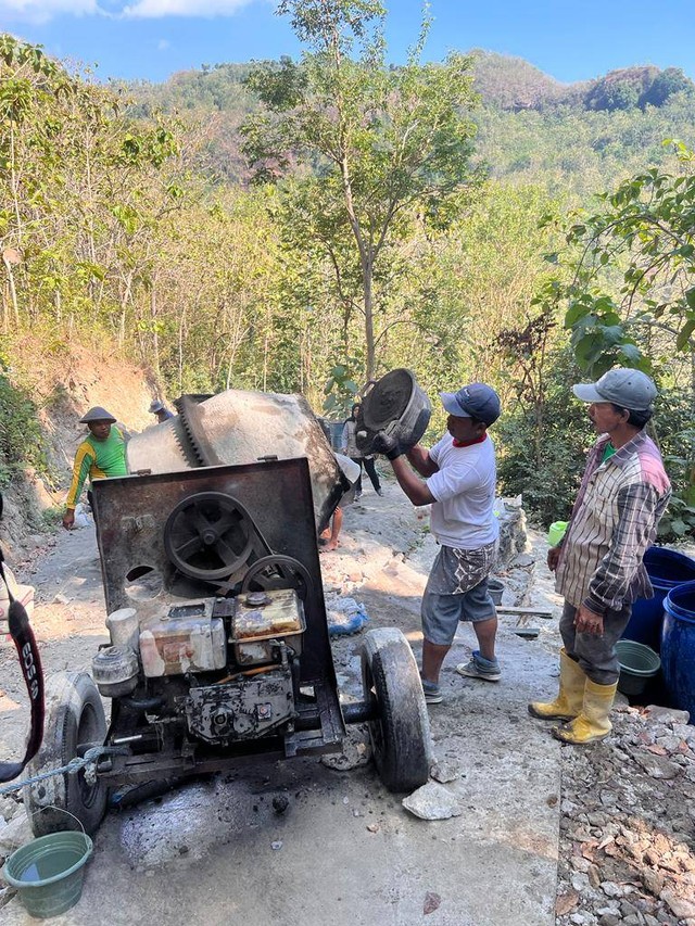 Gotong Royong warga melalui Padat Karya. Foto: AR