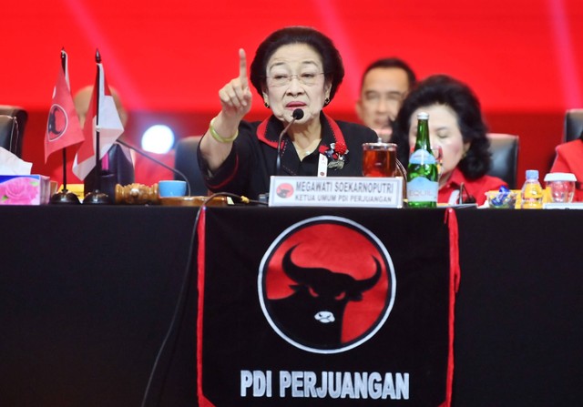 Ketua Umum PDI Perjuangan Megawati Soekarnoputri berpidato saat penutupan Rapat Kerja Nasional (Rakernas) IV PDI Perjuangan di JIExpo Kemayoran, Jakarta, Minggu (1/10/2023). Foto: Akbar Nugroho Gumay/Antara Foto