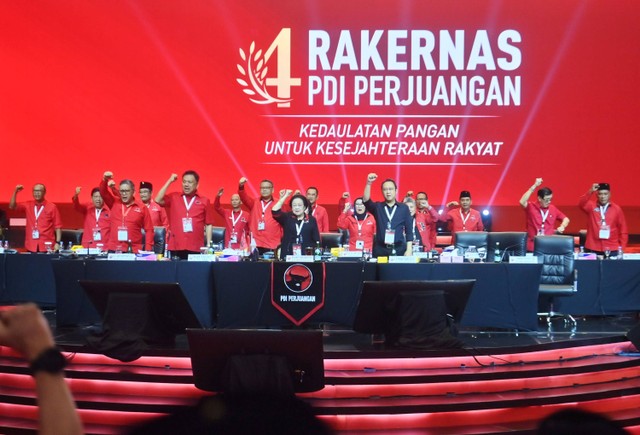 Ketua Umum PDI Perjuangan Megawati Soekarnoputri (tengah) mengangkat tangan bersama sejumlah pimpinan partai saat penutupan Rapat Kerja Nasional (Rakernas) IV PDI Perjuangan di JIExpo Kemayoran, Jakarta, Minggu (1/10/2023). Foto: Akbar Nugroho Gumay/Antara Foto