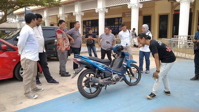 Hidayat mendapatkan kembali sepeda motornya setelah beberapa kali mediasi. (Foto: Sobar Alfahri)