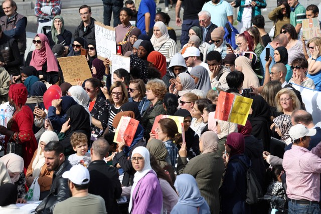 Para pengunjuk rasa menghadiri protes terhadap keputusan Evras, yang dimaksudkan untuk mengatur pendidikan emosional dan seksual di sekolah, di Brussels pada Sabtu (30/9/2023). Foto: Simon Wohlfahrt / AFP
