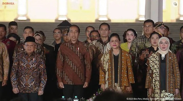 Presiden Jokowi dan Wakil Presiden Ma'ruf Amin menghadiri acara Istana Berbatik, di Istana Merdeka pada Minggu (1/10/2023). Foto: Youtube/Sekretariat Presiden