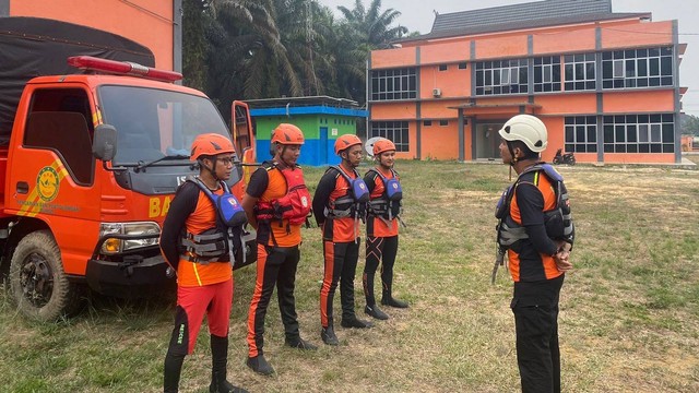 Basarnas Jambi yang melakukan pencarian warga Jambi yang tenggelam di Sungai Batanghari, Desa Teluk Rendah, Kecamatan Tebo Ilir Kabupaten Tebo, Jambi, Minggu (1/10/2023). Foto: Dok. Istimewa