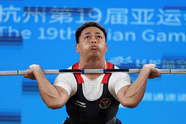 Lifter putra Indonesia Eko Yuli Irawan bertepuk tangan usai gagal melakukan angkatan clean and jerk pada final 67 kilogram Grup A Asian Games 2022 di Xiaoshan Sports Centre Gymnasium, Hangzhou, China, Minggu (1/10/2023). Foto: M Risyal Hidayat/Antara Foto 