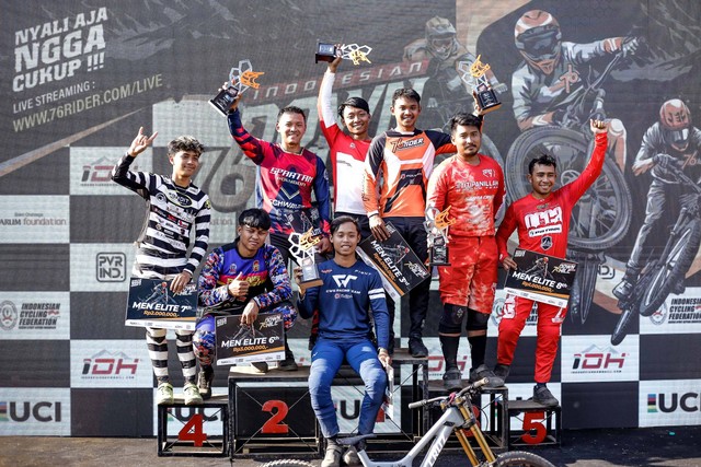 Atlet downhill Indonesia, Rendy Sanjaya (tengah atas), menjuarai kelas Men Elite 76 Indonesian Downhill 2023 di Ternadi Bike Park, Kudus, pada Minggi (1/10). Foto: 76 Indonesian Downhill