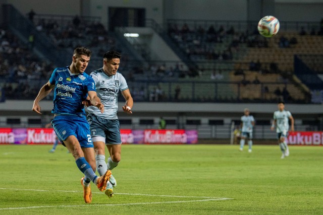 Pemain Persib Bandung Nick Kuipers mengejar bola dibayangi pemain Persita Ramiro Fergonzi saat pertandingan BRI Liga 1 di Stadion Gelora Bandung Lautan Api, Bandung, Jawa Barat, Minggu (1/10/2023). Foto: M Agung Rajasa/Antara Foto