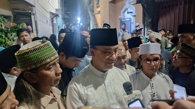 Bacapres Anies Baswedan usai menghadiri acara peresmian gedung Posko Aswaja di Pondok Pesantren Sidosermo, Surabaya pada Minggu (1/10/2023). Foto: Farusma Okta Verdian/kumparan