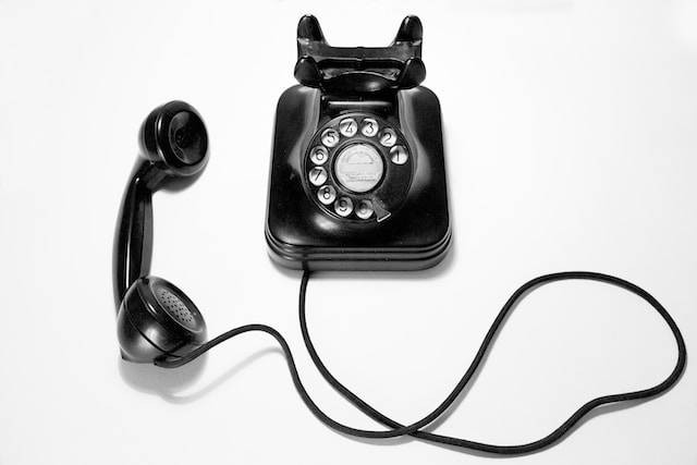 Bentuk Sikap Profesional ketika Menerima Telepon. Foto hanya ilustrasi. Sumber foto: Unsplash/Quino Al