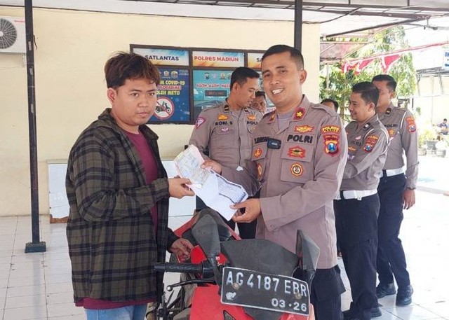 Warga yang berhasil menemukan motornya yang hilang lewat aplikasi Ilmu Semeru. Foto: Istimewa