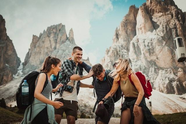 Ilustrasi caption tentang ekstrovert, sumber foto: unsplash.com/Felix Rostig