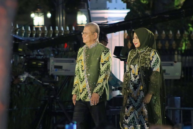 PJ Gubernur Kalbar dan Istri Ikut Tampil di Fashion Show Peragakan Batik Kreasi Sungai Putat. Foto: Dok. Pemprov Kalbar