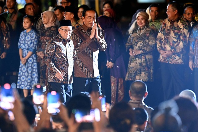 Presiden Jokowi (kanan) dan Wakil Presiden Ma'ruf Amin tiba saat menghadiri acara Istana Berbatik di depan Istana Merdeka, Jakarta, Minggu (1/10/2023). Foto: Sigid Kurniawan/ANTARA FOTO