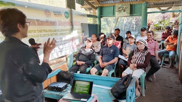 Kegiatan penyuluhan untuk petani terkait penggunaan Elisitor Methyl Jasmonat sebagai pengganti pestisida kimia dalam program PKM Universitas Sam Ratulangi di Kota Tomohon.
