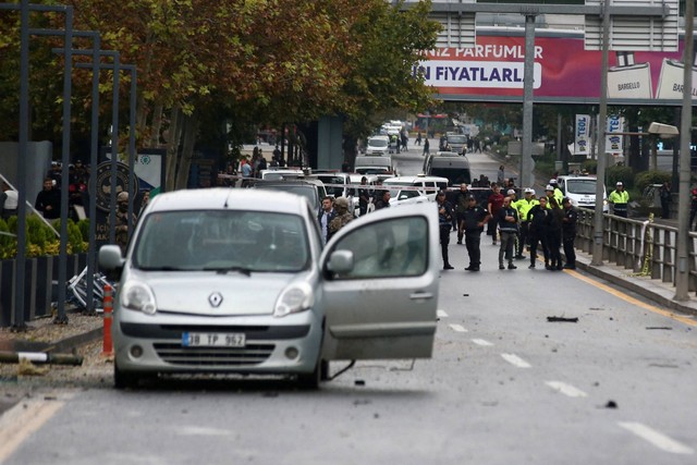 Pasukan keamanan terlihat di luar Kementerian Dalam Negeri di lokasi serangan bom di Ankara, Turki, Minggu (1/10/2023). Foto: Cagla Gurdogan/REUTERS