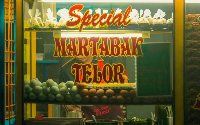 Ilustrasi Cara Membuat Kulit Martabak Telur dengan Teflon. Sumber: Unsplash/Irham.