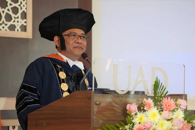 Pengukuhan Rektor UAD sebagai Guru Besar Bidang Ilmu Pendidikan Teknologi Kejuruan (Dok. Humas dan Protokol)