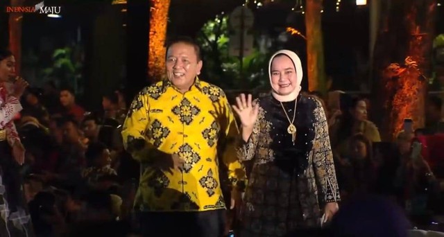 Gubernur Lampung Arinal Djunaidi dan istrinya Riana Sari Arinal saat tampil di atas catwalk dalam kegiatan Istana Berbatik. | Foto : tangkapan layar YouTube Sekretariat Presiden