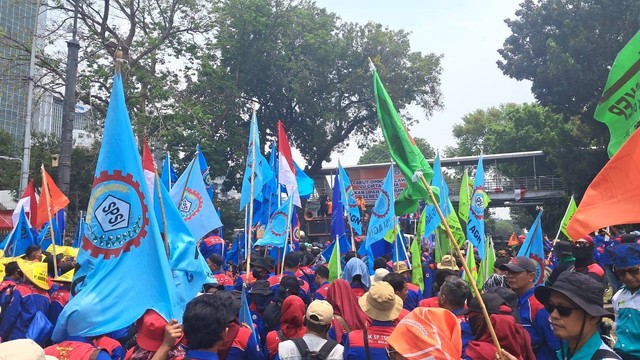 Massa buruh saat unjuk rasa menuntut pencabutan Omnibus Law dan naikkan upah di Patung Kuda, Senin (2/10/2023). Foto: Annisa Thahira Madina/kumparan