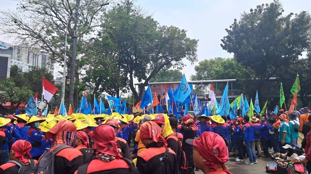 Massa buruh saat unjuk rasa menuntut pencabutan Omnibus Law dan naikkan upah di Patung Kuda, Senin (2/10/2023). Foto: Annisa Thahira Madina/kumparan