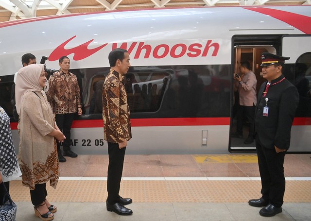 Presiden Jokowi (tengah) didampingi Ibu Negara Iriana Joko Widodo (kiri) bersiap menaiki kereta cepat Jakarta-Bandung usai peresmiannya di Stasiun Halim, Jakarta, Senin (2/10/2023). Foto: Akbar Nugroho Gumay/ANTARA FOTO