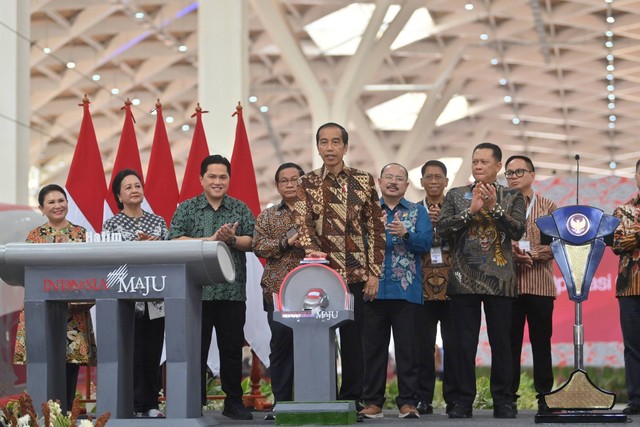 Presiden Jokowi menekan tombol secara simbolis saat meresmikan kereta cepat Jakarta-Bandung di Stasiun Halim, Jakarta, Senin (2/10/2023). Foto: Akbar Nugroho Gumay/ANTARA FOTO