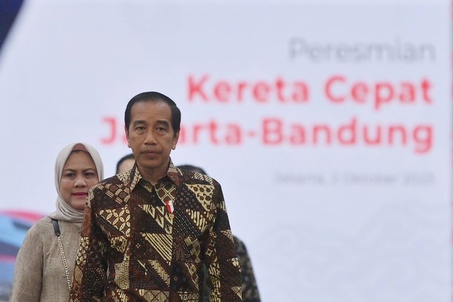 Presiden Jokowi (kanan) didampingi Ibu Negara Iriana (kiri) bersiap meresmikan kereta cepat Jakarta-Bandung di Stasiun Halim, Jakarta, Senin (2/10/2023). Foto: Akbar Nugroho Gumay/ANTARA FOTO