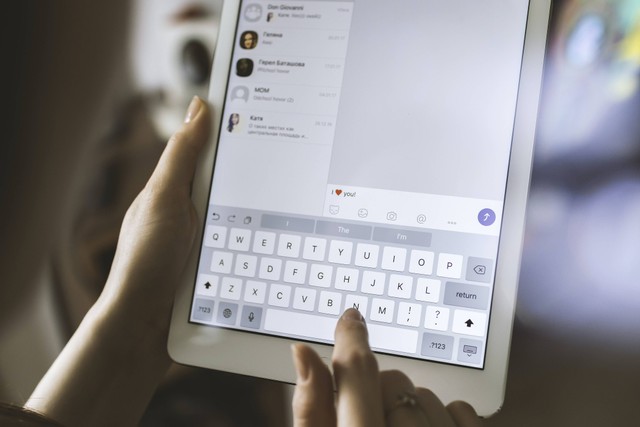 Ilustrasi Cara Chat Romantis Buat Pacar. Sumber: Unsplash